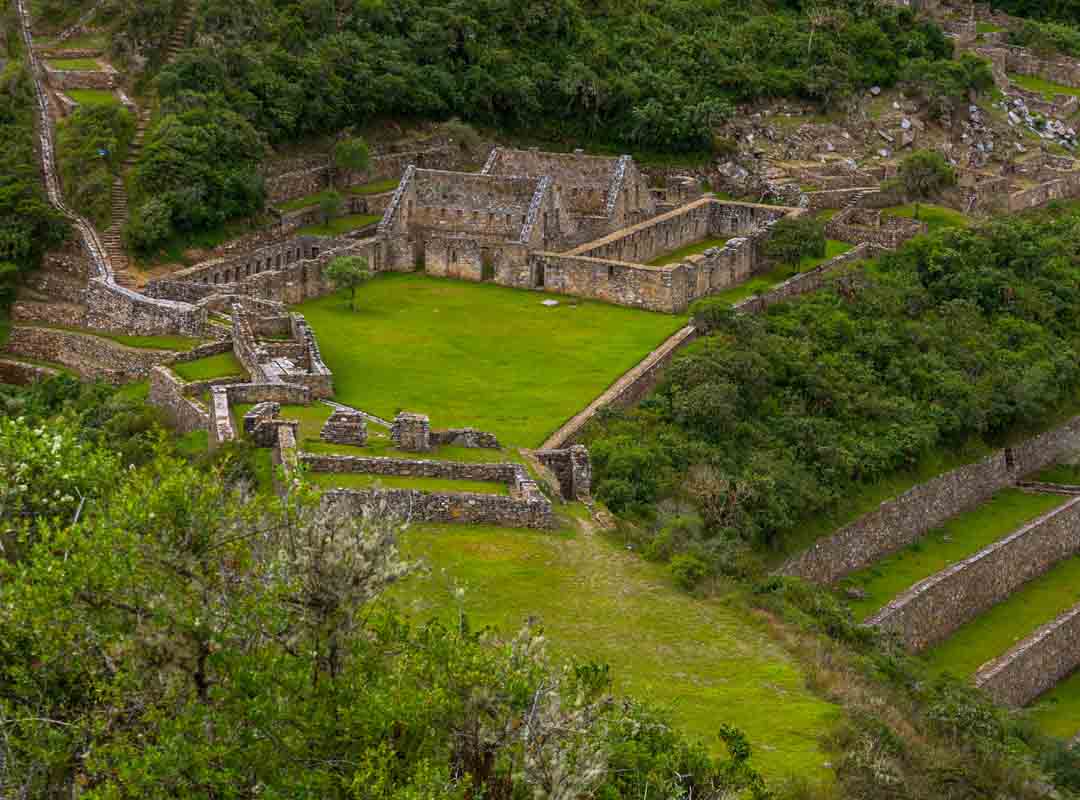 Choquequirao é a cidade irmã de Machu Picchu em Cuzco, Peru. Ela foi construída em pedra pelos Incas, a 3.085 metros de altitude. Era importante para o culto político e religioso e cheia de riquezas do mundo antigo.