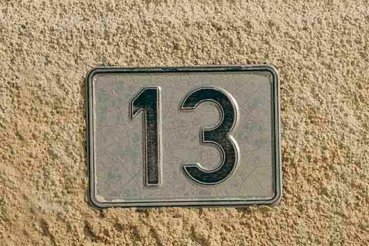 O número 13 - No Brasil, essa numeração é cercada de amor e ódio. Para uns, traz sorte, enquanto outros a associam a azar. 

