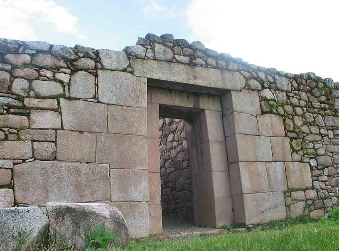 O vice-rei declarou a guerra em 14 de abril de 1572. Para liderar a expedição, foi contratado o conquistador Martín Hurtado de Arbieto. As tropas eram compostas de várias peças de artilharia, 250 soldados espanhóis e 2.500 aliados nativos, entre os quais mil eram Cañaris, inimigos mortais dos Incas rebeldes. 