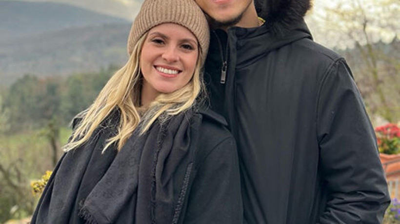 Atacante do Flamengo, Pedro se recupera de lesão no joelho e aproveita período ao lado da mulher e das gêmeas recém-nascidas 