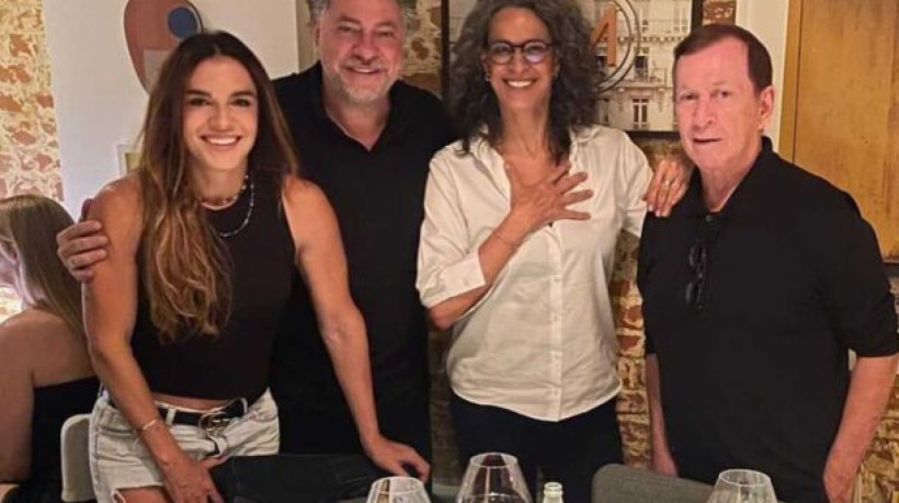 Atriz Mara Carvalho, namorada de Júlio Casares, fez suspense com uma grande caixa na comemoração dos 63 anos do presidente do Tricolor Paulista