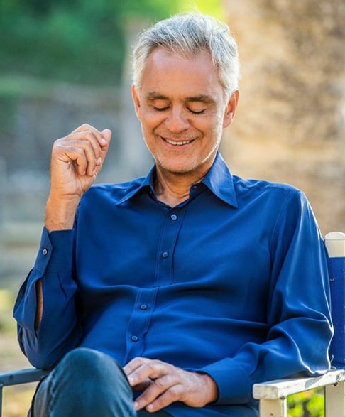 Andrea Bocelli - Cantor italiano, graduou-se em Direito na Universidade de Pisa. Após trabalhar um ano como advogado, passou a dedicar-se à música em tempo integral. Nasceu com glaucoma e, aos 12 anos, após um golpe na cabeça, ficou totalmente cego.  