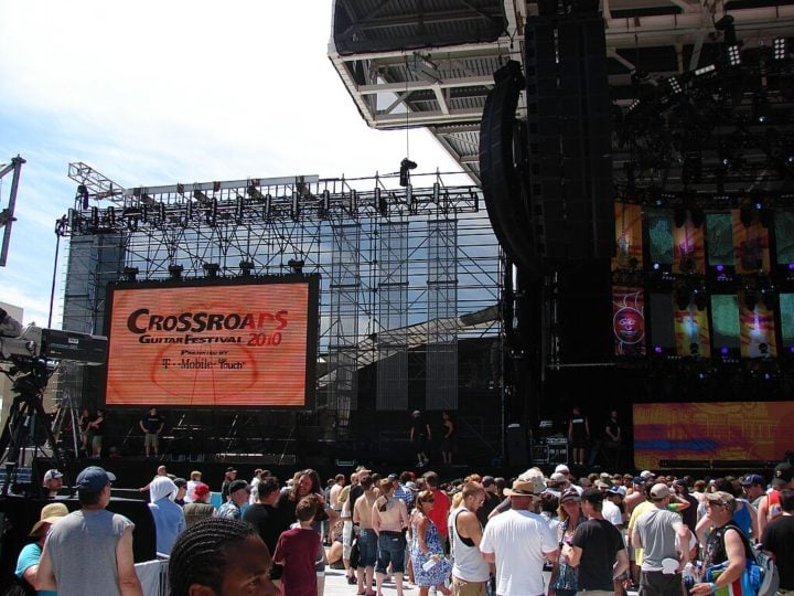 Inclusive, Clapton realiza periodicamente o Crossroads Guitar Festival, cujos lucros são revertidos para essa instituição.