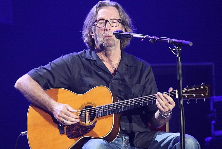 A vida pessoal de Clapton também foi marcada por perdas trágicas. A morte de seu filho, Conor, que caiu de um prédio quando tinha quatro anos, o levou à depressão e ao vício em drogas.
