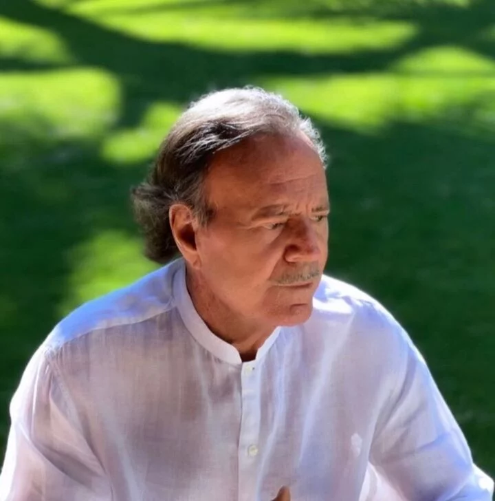 Um dado curioso da biografia de Julio Iglesias é que ele chegou a iniciar o cursou Direito na Universidade San Pablo CEU, em Madri. Porém, um acidente de carro o levou a escrever poemas românticos no hospital. Foi o começo da carreira dedicada à música romântica. 