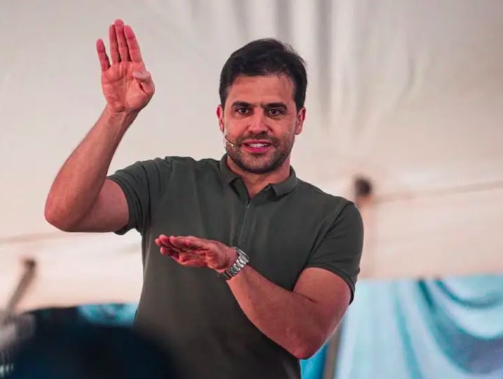 Em maio de 2023, o empresário foi alvo de uma operação da Polícia Federal, sendo investigado por crimes como falsidade ideológica eleitoral, apropriação indébita eleitoral e lavagem de dinheiro relacionados às eleições de 2022.