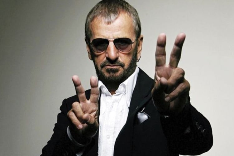Ringo Starr - Nasceu em Liverpool (Inglaterra) em 7/7/1940. Começou a carreira em 1957. . Baterista dos Beatles, também é cantor e compositor. É Sir (título da nobreza britânica).