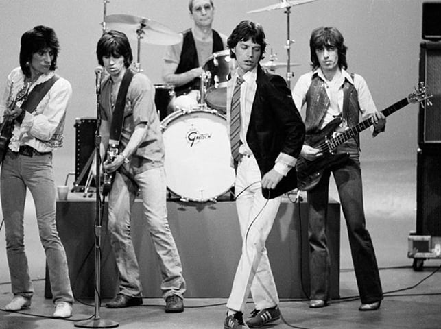 Mick Jagger, Keith Richards e Ron Wood - São britânicos (Mick e Keith de Dartford, e Ron de Londres). Mick no vocal e Keith na guitarra formaram os Rolling Stones em 1962. Ron, guitarrista, entrou em 1974. Ícones do rock. 