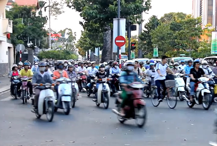 O trânsito em Hanói mistura motos (o principal meio de transporte), riquixás, carros, bicicletas, pedestres, tudo junto, sem regras. Muita buzina, muito drible, loucura total. É salve-se quem puder. E calçada não é garantia de segurança. Motoristas também sobem no pavimento de pedestres. 