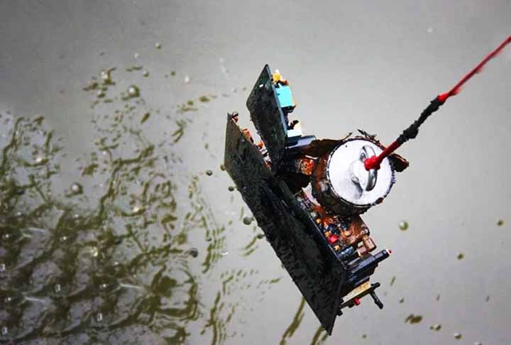 No sistema chamado de pesca magnética ,você joga a linha com ímã potente e, quando puxa, surpresa total. Pode ser quinquilharia, como latas velhas, ou 'preciosidades' (quem sabe...) . Com a vantagem de que achado não é roubado. 