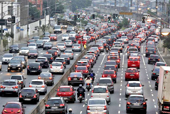 Roma (Itália) - A capital italiana, uma das mais visitadas e historicamente importantes do mundo, tem 2,9 mihões de habitantes em 1.285 km². Cerca de 2.250 pessoas por km². Mas está sempre lotada de turistas. Na prática, a multidão nas ruas é bem maior. 