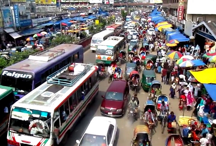 Daca (Bangladesh) - A capital de Bangladesh tem 7 milhões de pessoas em 360 km².  Mais de 19 mil pessoas por km². 