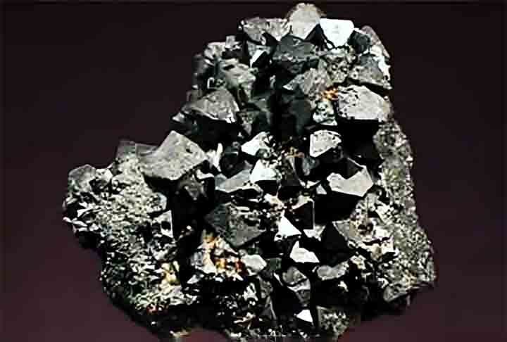 A história dos ímãs remonta a tempos antigos. Por volta de 600 a.C., os gregos notaram que um tipo de pedra chamada pedra de magnésia (da região de Magnésia, na atual Turquia) tinha propriedades magnéticas. Esse mineral era a magnetita, um ímã natural.