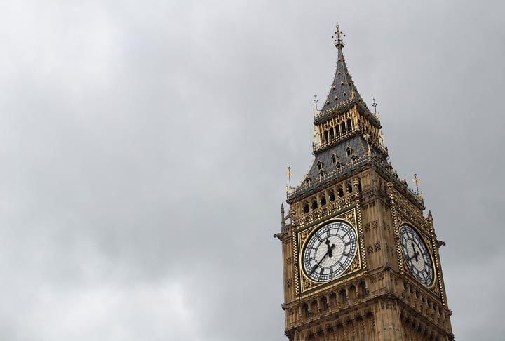 Nessa mesma época, os relógios de torre ganharam popularidade. Eles eram grandes e pesados, instalados em torres de igrejas e edifícios públicos, marcando as horas para a comunidade local.