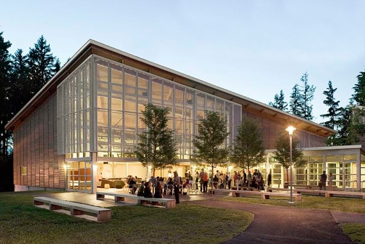 Dinklage se interessou por atuação na adolescência e se formou em teatro na Bennington College, em 1991.