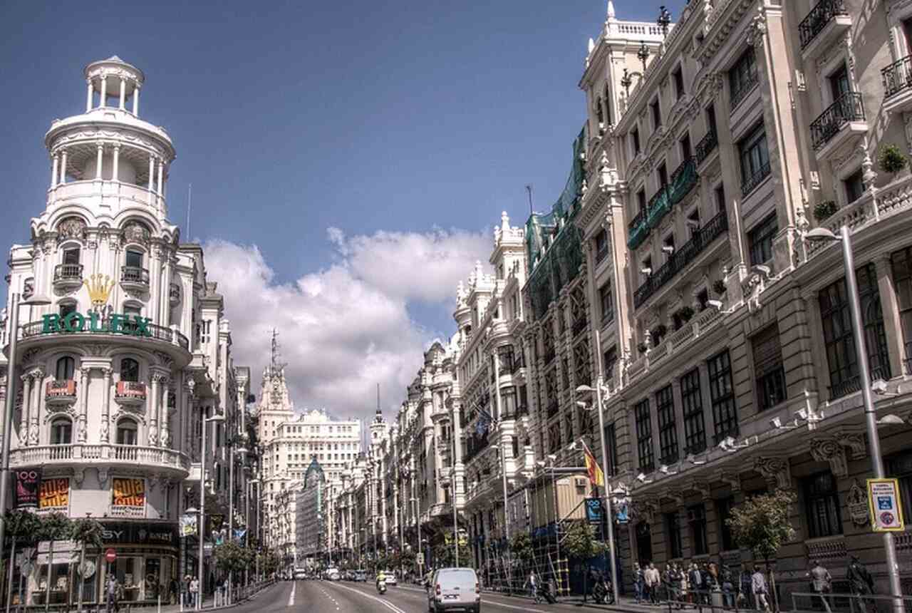 Gran Vía - Conhecida como a Broadway de Madrid, a Gran Vía é uma das principais avenidas da cidade, famosa por seus teatros, cinemas, lojas de moda e edifícios históricos, como o Edifício Metropolis, inaugurado em 1911.