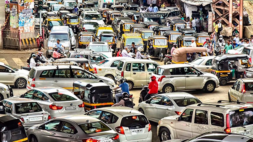 Mumbai é uma das cidades mais barulhentas do mundo porque os motoristas buzinam demais, o tempo todo. Para coibir essa prática, o governo instalou sensores que adiam a abertura do sinal verde se o motorista buzinar. Uma punição contra a impaciência. 