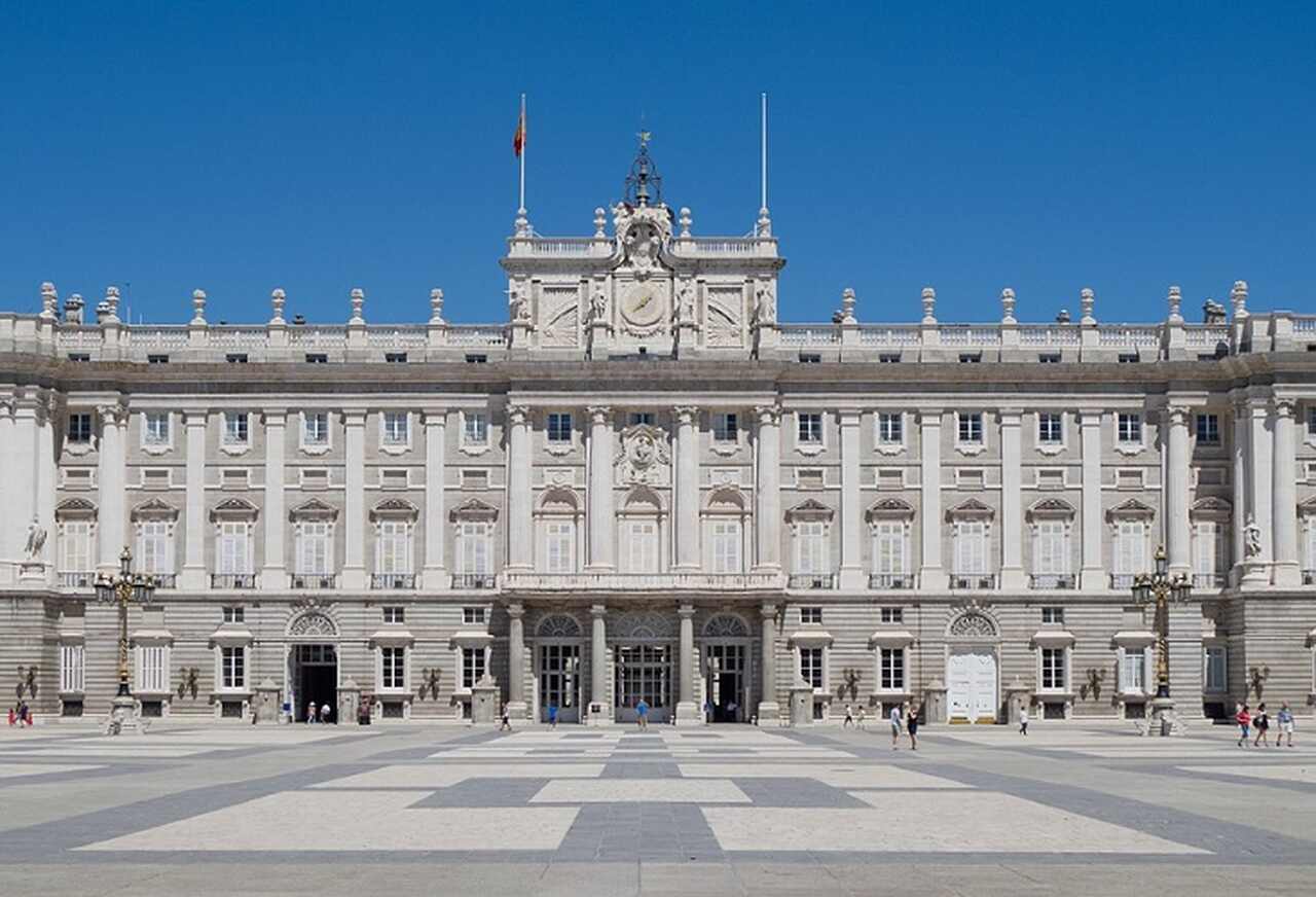 Palácio Real de Madrid (Palacio Real) - Concluído em 1764, o Palácio Real é a residência oficial da Família Real Espanhola, embora seja usado apenas para cerimônias de Estado. Este grandioso edifício barroco é um dos maiores palácios da Europa, com 3.418 quartos e jardins espetaculares.