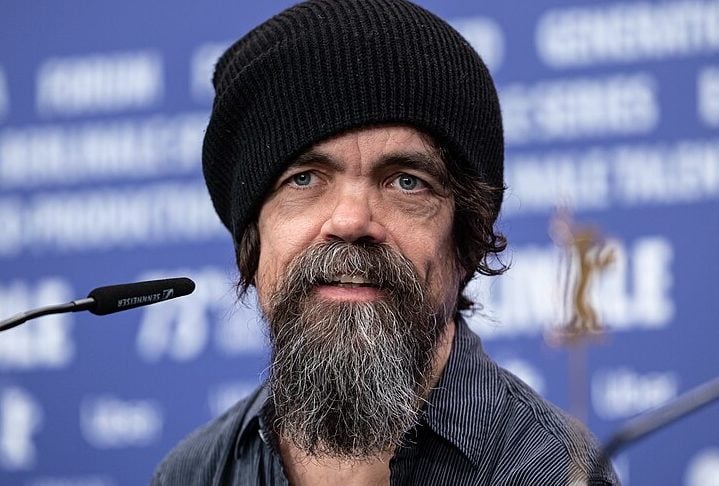 Peter Hayden Dinklage nasceu em Morristown, Nova Jersey, em 11 de junho de 1969.O ator, que mede 1,32 m, nasceu com acondroplasia, a forma mais comum de nanismo que existe.