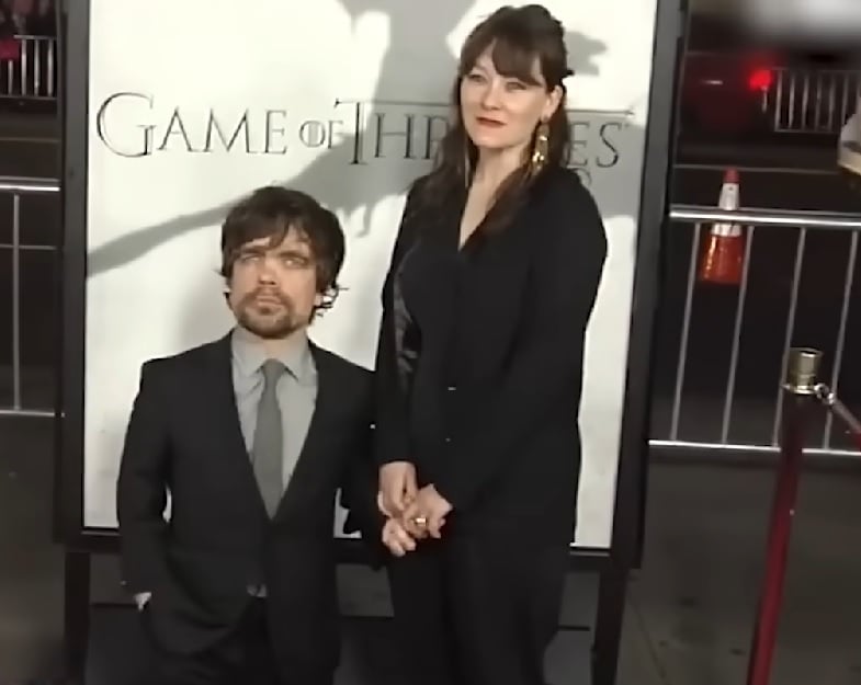 Na vida pessoal, Dinklage é casado com a diretora de teatro Erica Schmidt desde 2005 e eles têm dois filhos juntos.