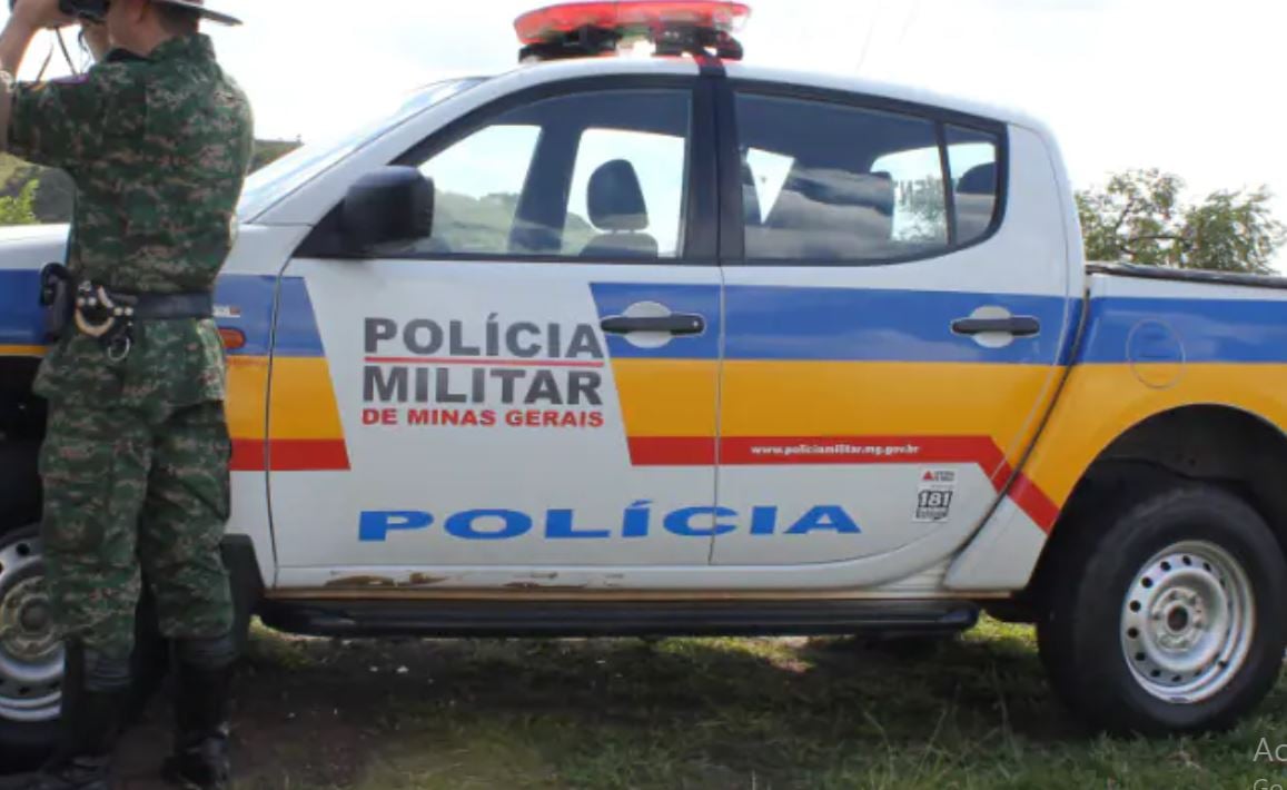 A Polícia Militar disse que os homens foram até a casa da vítima quando souberam que o material solicitado tinha sido extraviado.  Ela foi agredida antes de ser levada para o cemitério.