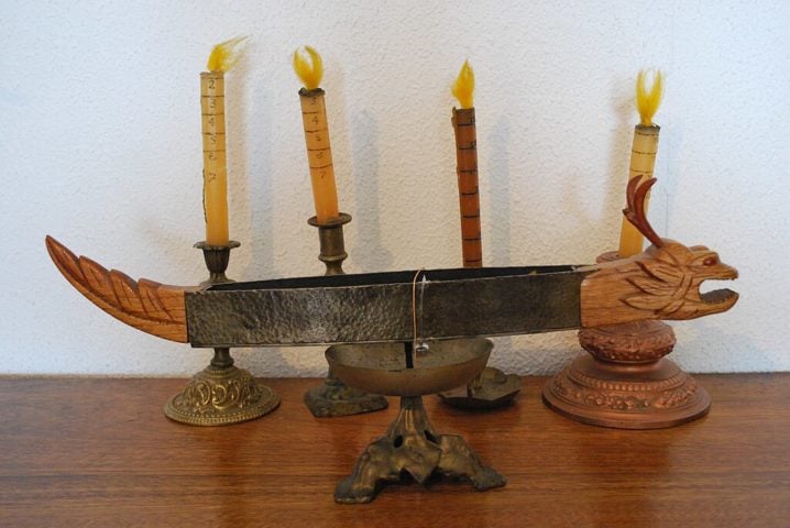 Na Idade Média, surgiram os relógios de velas (velas graduadas que marcavam o tempo pela quantidade de cera queimada) e os relógios de fogo (incensos com marcas que indicavam o tempo pela quantidade queimada).