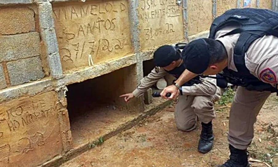 Segundo a polícia, a vítima foi obrigada por três homens a esconder armas e drogas. Mas tudo foi roubado por terceiros. E o trio ficou furioso. 