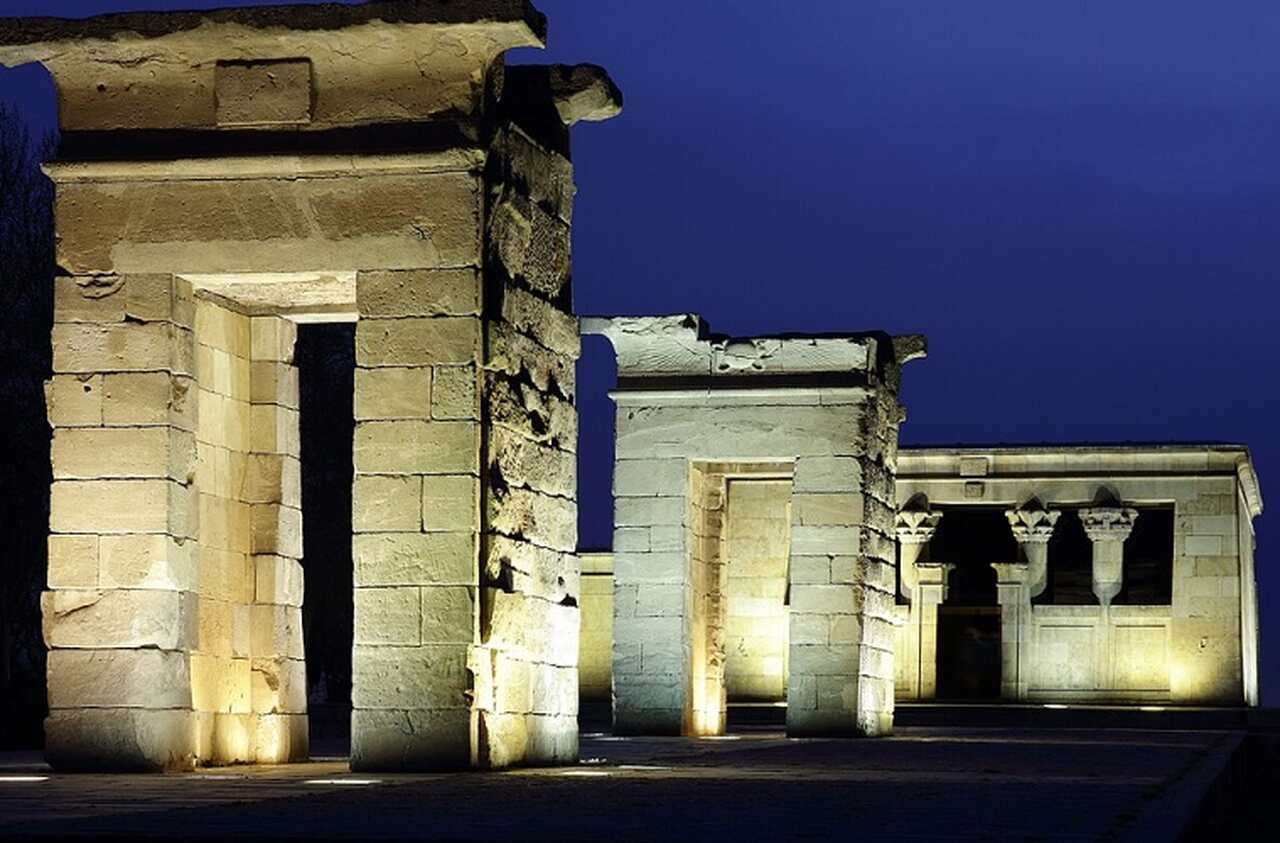 Templo de Debod - Este templo egípcio antigo, datado do século II a.C., foi doado à Espanha pelo governo egípcio em 1968 e reconstruído em Madrid. Localizado no Parque del Oeste, o Templo de Debod é um dos poucos exemplos de arquitetura egípcia fora do Egito.
