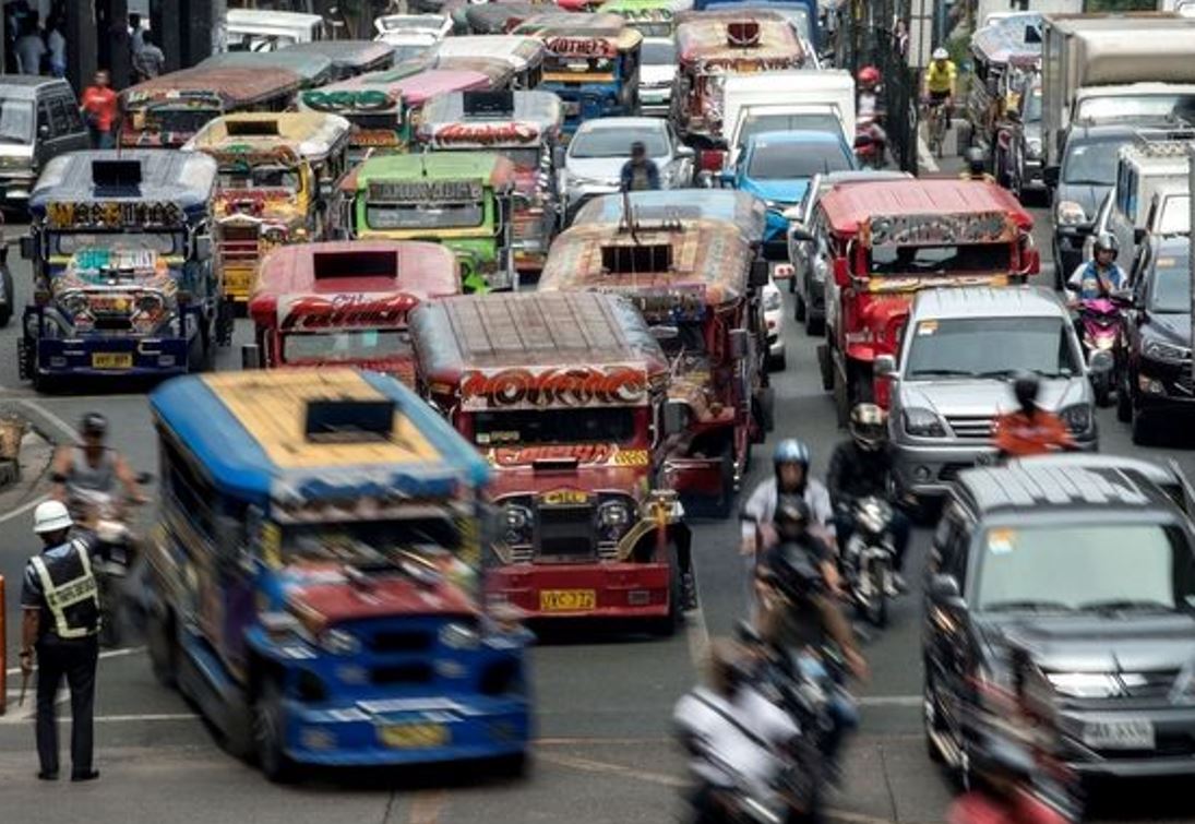 Por causa dos engarrafamentos, muitos trabalhadores alugam pequenos aposentos, os dormitórios, para passar a noite sem precisar ir e voltar para casa nos dias úteis. 