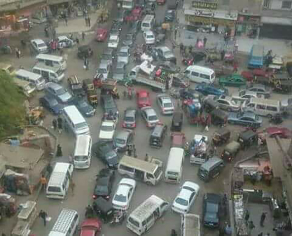 A foto já mostra como é o trânsito no Cairo. Veículos virados para todos os lados, num emaranhado em que uns passam diante de outros e muitos desrespeitam as regras. Loucura total. 