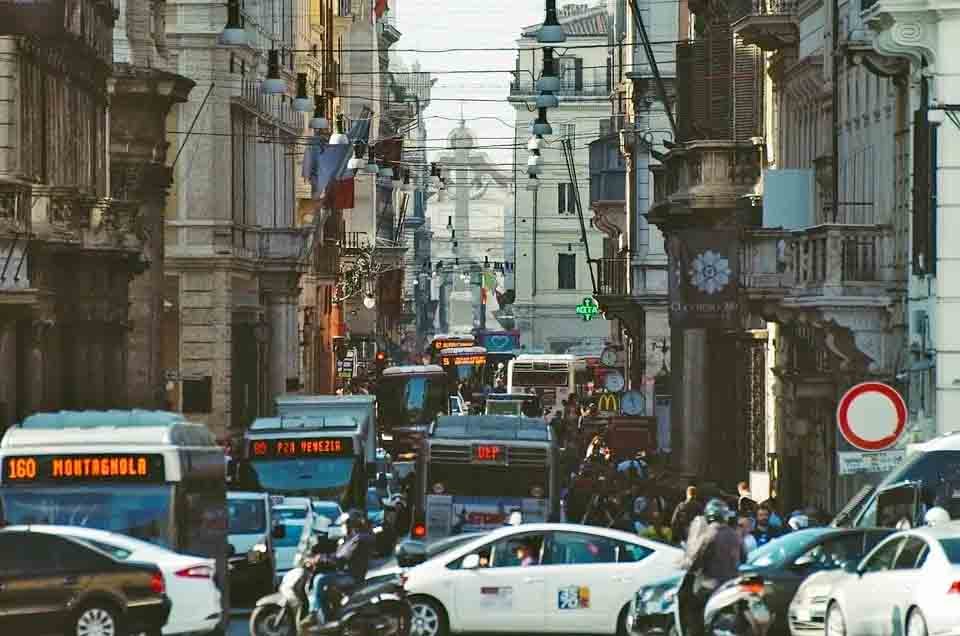 Roma tem engarrafamentos famosos. Um levantamento em 2020 mostrou que as pessoas perdiam 254 horas por ano dentro dos carros, somando cada dia de tráfego parado. 