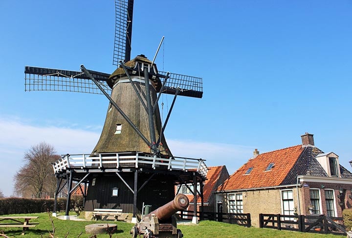 Ainda em Amsterdã há o moinho “De Molen van Sloten”, que garante a drenagem de água dos arredores. O primeiro, erguido em 1636,  depois foi realocado. Mas a vila de Sloten voltou a ter seu próprio moinho em 1991, um dos poucos em funcionamento e acessível diariamente ao público. 