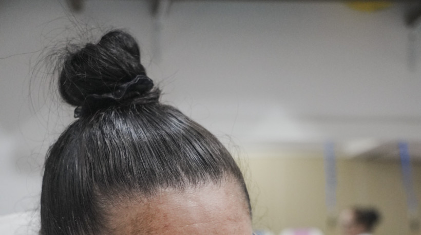 O programa Nutep, da UFC, promove terapias para crianças com microcefalia. Na foto, Lavigne, de 8 anos, filha de Sheila Noberto, de 42. (Foto: FERNANDA BARROS)