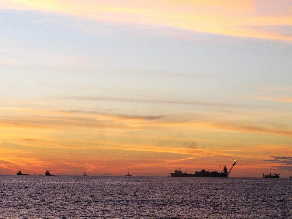 Em 1974, foi descoberta a Bacia de Campos, maior reserva de petróleo do Brasil. Localizada no norte do estado do RJ, a bacia atualmente é responsável pela produção de 1,2 a 1,5 milhão de barris de petróleo por dia. 