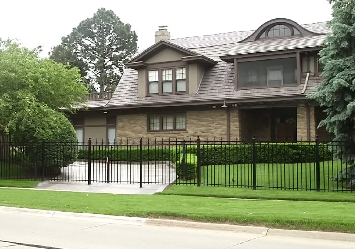 Buffett vive em uma casa considerada simples em sua cidade natal (Omaha, Nebraska), o que para muitos contrasta com seu status de bilionário. “Estou feliz lá. Eu me mudaria se achasse que seria mais feliz em outro lugar, declarou.