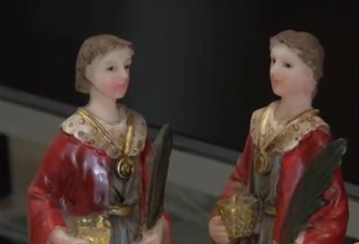 Irmãos gêmeos,  Cosme e Damião são mártires católicos, mortos no ano 300 por se recusarem a negar a fé em Cristo. 