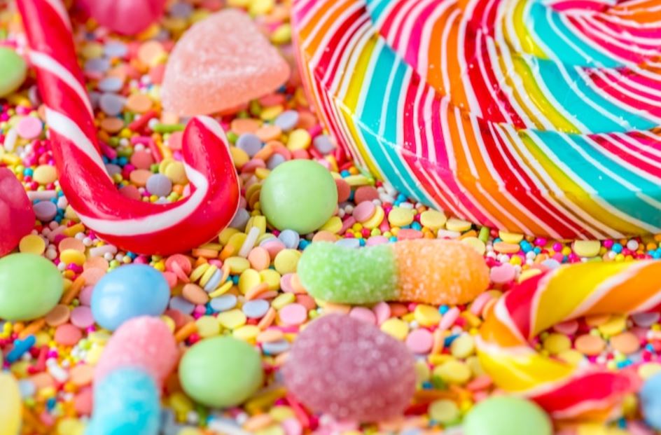 A ligação com os doces vem da umbanda. Cosme e Damião são associados por religiões de matriz africana aos meninos de angola e, assim, surgiu a tradição das guloseimas doadas para crianças. 