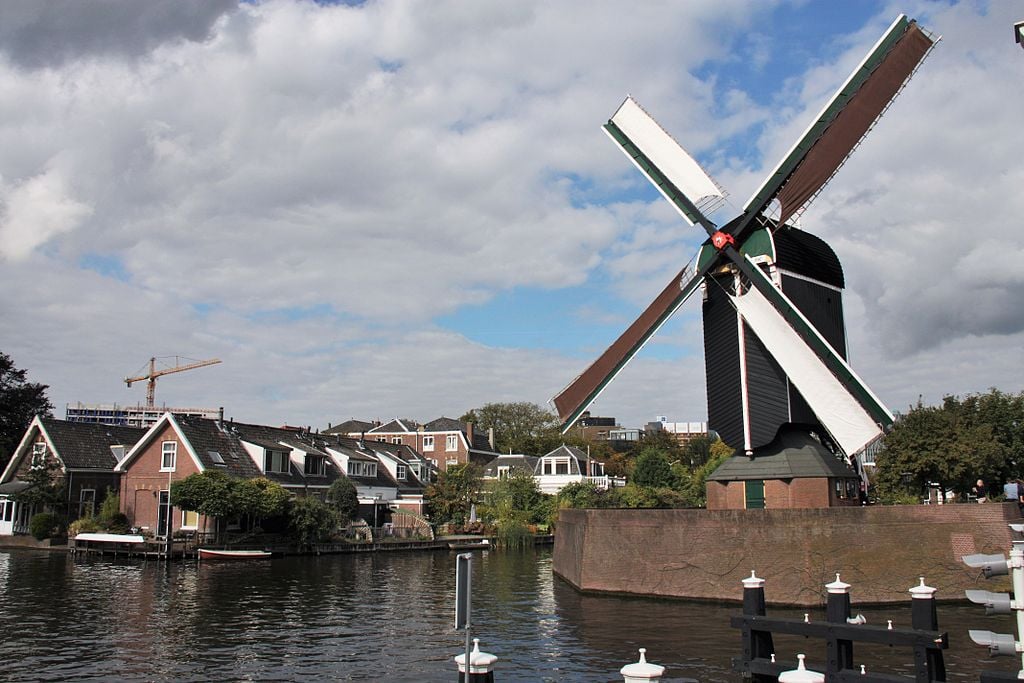 Esta estrutura, à beira do rio Reno, é uma cópia do primeiro moinho erguido em 1619 e como homenagem recebeu o nome do seu dono, Put. Aliás, foi inaugurado na juventude do célebre pintor e artista barroco Rembrandt, que morava do outro lado da margem do rio e nasceu em Leiden.