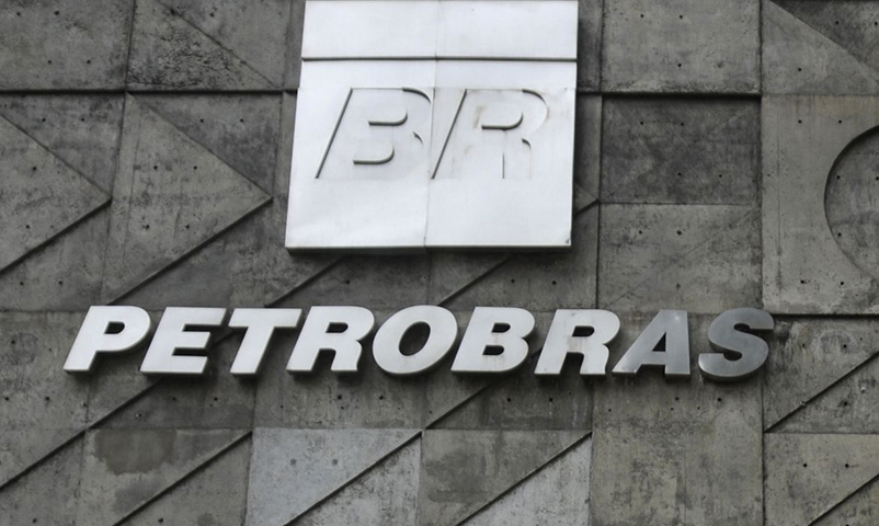 Segundo as investigações, as empreiteiras que vendiam serviços à Petrobras se uniam numa espécie de clube para direcionar os contratos, mascarando licitações. Sempre vencia a empresa já combinada, com preços exorbitantes, que causavam um gigantesco prejuízo aos cofres públicos. 