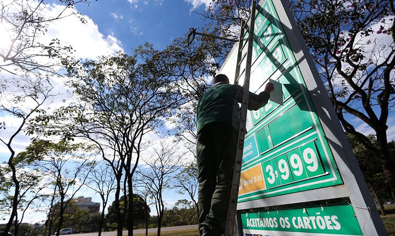 A Petrobras vende óleo diesel, gasolina, gás de cozinha e querosene de aviação, produtos fundamentais para o mercado.  A Petrobras atingiu em fevereiro de 2024 o maior valor de mercado de sua história: R$ 552 bilhões. 