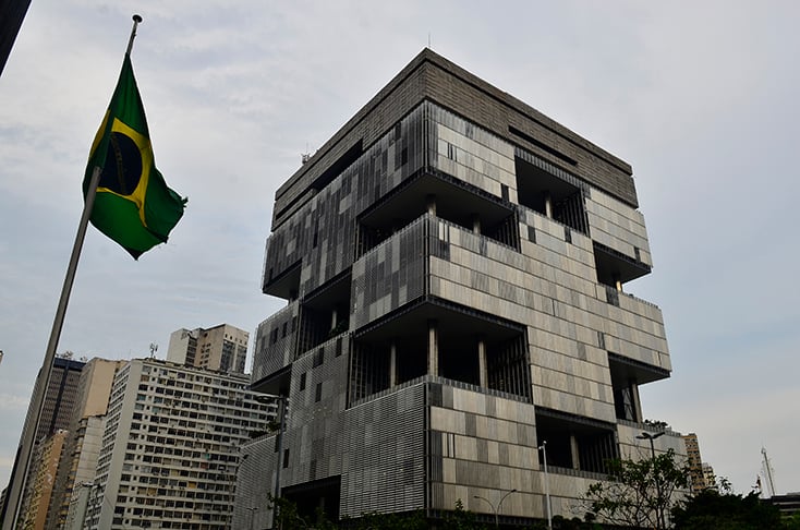 Funcionários da Petrobras garantiam que apenas as empresas do esquema participavam das licitações. Havia negociações para adicionar serviços desnecessários, por preços elevados, inflando contratos para a estatal, cujas despesas eram pagas pelos contribuintes. 