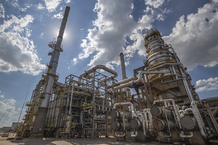 A Petrobras se dedica à exploração, produção, refino, transporte e comercialização de petróleo e derivados, além do gás natural. A empresa também opera na geração de energia termelétrica, no segmento gás-químico e de biocombustíveis.