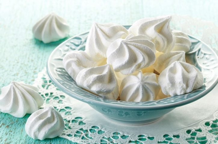 Suspiro - Doce feito de claras de ovos e açúcar. Assado no forno, adquire consistência sólida. E esse formato de gotinha é o mais popular. 