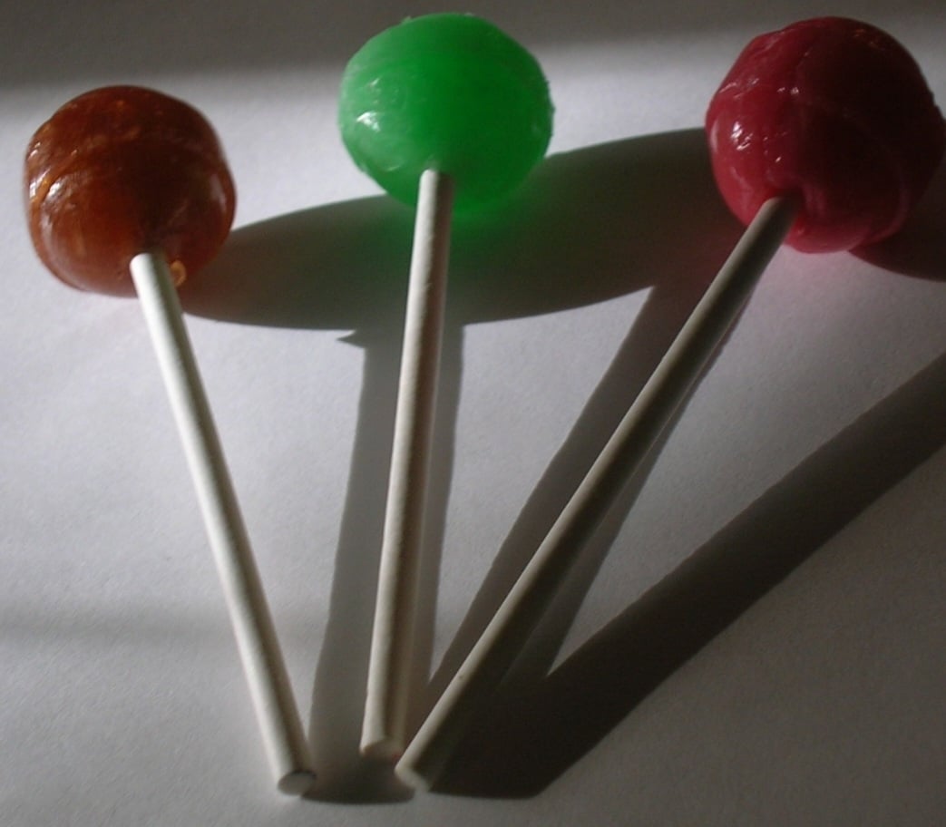 Pirulito -Confeito, em várias formas, cores e sabores, colocado num palito de madeira ou plástico. Foi criado nos Estados Unidos e se popularizou pelo mundo.