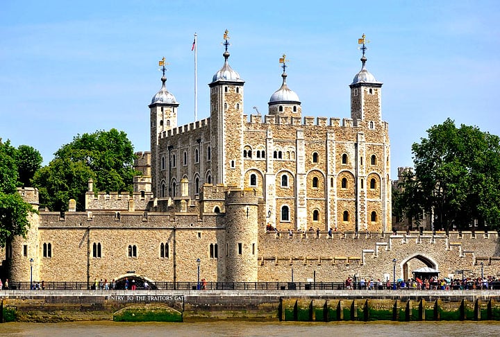 Torre de Londres - Descrição: Fundada em 1066 por Guilherme, o Conquistador, a Torre de Londres é um castelo histórico que já serviu como palácio, prisão e tesouraria. Hoje, abriga as Joias da Coroa Britânica - Localização: Tower Hill - Referências Históricas: Local de execuções e eventos históricos significativos, como a prisão de Anne Boleyn