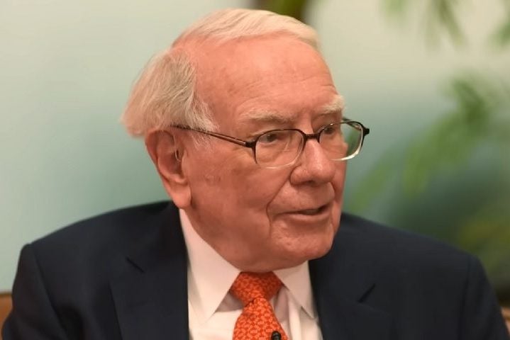 Desde 2006, Warren já destinou mais de US$ 40 bilhões (cerca de R$ 222,2 bilhões) a essa e outras instituições de caridade ligadas à sua família.