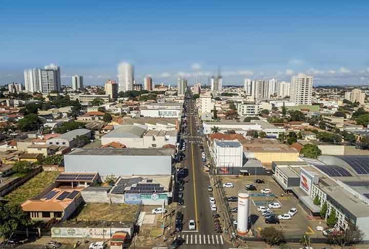 15ª – Arapongas (PR) -  A população da cidade gira em torno de 119.138 pessoas, segundo o Censo de 2022, o que representa um aumento de 14,39% em comparação com o de 2010. Graças à força da indústria, do comércio e da qualidade dos serviços, o município, que tem mais de 120 mil habitantes, é um dos que mais se desenvolve no Paraná.