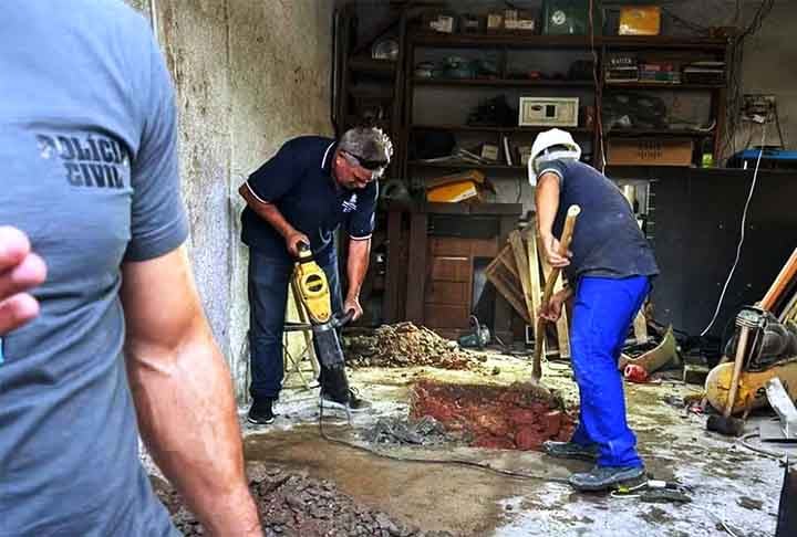 A localização do corpo exigiu o uso de uma britadeira para escavação, devido à forma como foi ocultado, enterrado na fundação construída para sustentar um muro. 