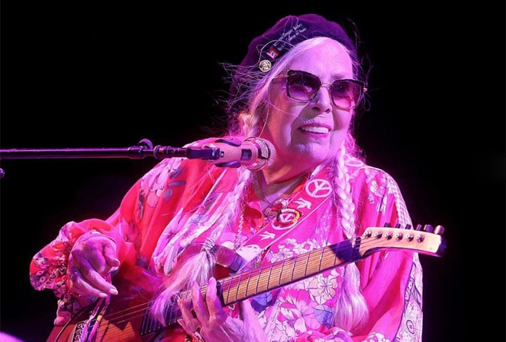 1º- Joni Mitchell - Cantora, artista plástica e poetisa canadense de 79 anos, considerada a 75ª melhor guitarrista da história e uma das maiores compositoras, pela própria Rolling Stones. Tem várias premiações, entre elas nove Grammys 