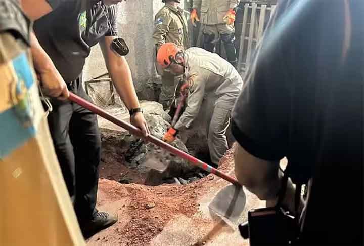 A polícia encontrou um celular próximo ao corpo, que ainda será periciado para obter mais informações sobre o crime.